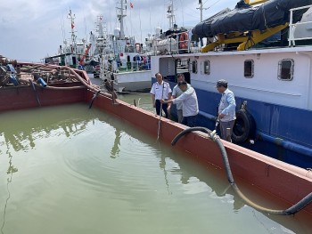 Phát hiện tàu vận chuyển cát trái phép trên khu vực gần biển Cửa Đại