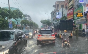 Thời tiết chiều nay 15/10/2023: Miền Trung tiếp tục mưa lớn, miền Bắc hửng nắng