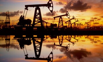 Giá dầu tăng vọt bởi căng thẳng khu vực Trung Đông và rủi ro thâm hụt