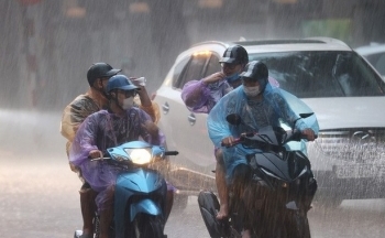 Thời tiết chiều nay 18/10/2023: Ảnh hưởng của áp thấp nhiệt đới, miền Trung tiếp tục mưa