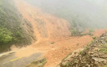 Thừa Thiên Huế: Mưa lớn gây sạt lở nghiêm trọng miền núi, học sinh toàn tỉnh nghỉ học