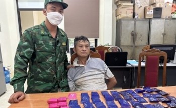 Bắt đối tượng mang theo một bao tải chứa 12.000 viên ma túy