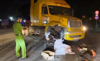 Bà Rịa – Vũng Tàu: Va chạm xe máy và container, 2 người thương vong
