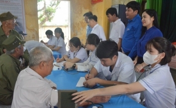 Thái Bình: Khám bệnh miễn phí, trao quà tặng 200 người là đối tượng chính sách