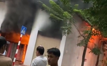 Cháy lớn tại một kho vải gần chợ Ninh Hiệp