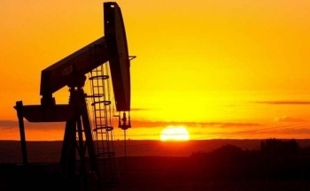 Giá dầu tăng tuần thứ 2 liên tiếp, khí tự nhiên lao dốc 10%