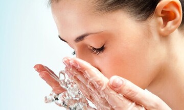 Mùa đông nên rửa mặt bằng nước lạnh hay nước nóng?