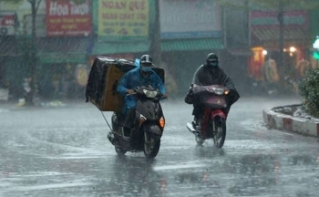 Thời tiết chiều nay 30/10/2023: Trung Bộ mưa to diện rộng, Nam Bộ triều cường