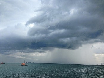 Dự báo thời tiết biển hôm nay 7/11/2023: Có gió mạnh, sóng lớn và mưa dông trên biển