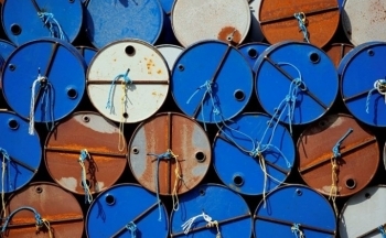 Giá dầu có thể điều chỉnh tăng khi đồng USD suy yếu