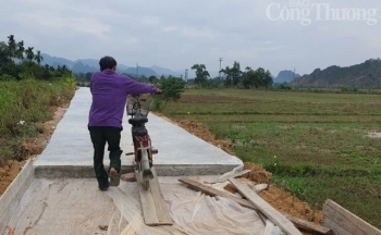 Hòa Bình: Đường bê tông bị tố không đủ độ dày, xuất hiện nhiều vết nứt