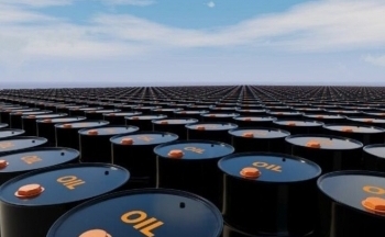 Giá dầu lao dốc hơn 4% do lo ngại nhu cầu suy giảm