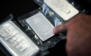 Giá bạch kim giảm mạnh do lo ngại lãi suất cao