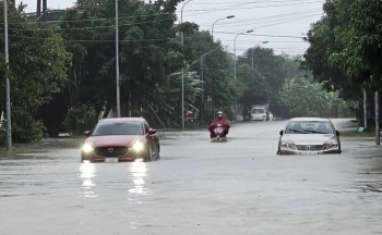 Nghệ An: Thành phố Vinh ngập sâu, một số trường thông báo nghỉ học