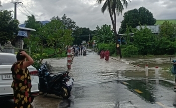Nhiều nơi ở Khánh Hòa ngập sâu do mưa lớn