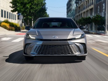 Toyota Camry 2025 ra mắt với diện mạo bắt mắt cùng nhiều thay đổi lớn