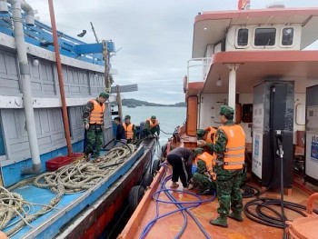 Quảng Ninh: Cứu nạn thành công 11 thuyền viên tàu cá gặp nạn trên biển