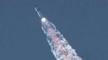Siêu tên lửa và tàu vũ trụ của SpaceX nổ tung trên bầu trời Texas