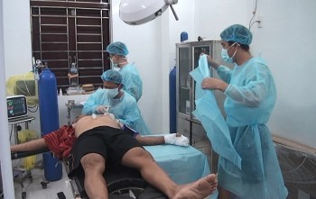 Bệnh xá đảo Sinh Tồn cấp cứu ngư dân bị máy nghiền đá cuốn nát tay