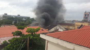 Phú Yên: Cháy kho hàng kèm theo tiếng nổ lớn