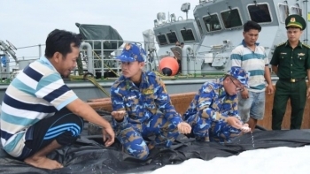 Bắt giữ tàu vận chuyển 100 tấn phân urê không có giấy tờ hợp pháp