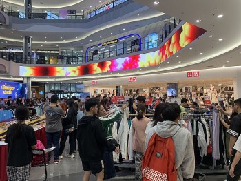 Hậu ngày Black Friday, biển người vẫn chen chân 