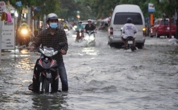 Thời tiết chiều nay 27/11/2023: Miền Trung giảm mưa, miền Nam triều cường