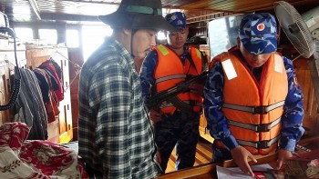 Cảnh sát biển 4 bắt giữ tàu vận chuyển 80.000 lít dầu DO trái phép
