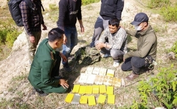 Bắt đối tượng đang vận chuyển 12 bánh heroin từ Lào về Việt Nam tiêu thụ