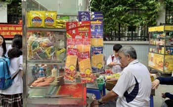 Ẩn họa từ bánh kẹo không rõ nguồn gốc bán tràn lan ở cổng trường