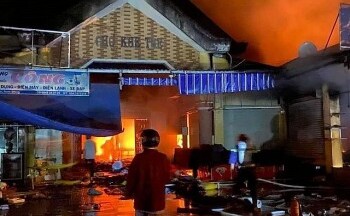 Thừa Thiên Huế: Cháy lớn tại chợ Khe Tre, tiểu thương bất lực nhìn hàng hóa bị thiêu rụi