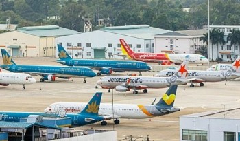 Giá vé cao ngất vì sao các hãng bay vẫn kêu lỗ?