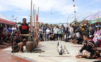 Chưa qua lễ cúng trưởng thành, đàn ông Ê Đê chưa trưởng thành