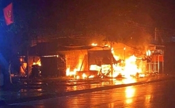 Hà Tĩnh: Cháy lớn trong đêm, ki-ốt kinh doanh vàng mã bị thiêu rụi