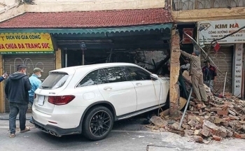 Xe Mercedes đâm vào nhà cổ ở Hà Nội: Nữ tài xế sinh năm 2003 có nồng độ cồn