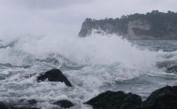 Dự báo thời tiết biển hôm nay 5/12/2023: Dự báo có gió mạnh, sóng lớn và mưa dông trên biển