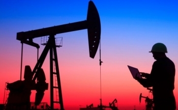 Giá dầu thế giới giảm sâu bất ngờ, dầu Brent mất mốc 75 USD/thùng