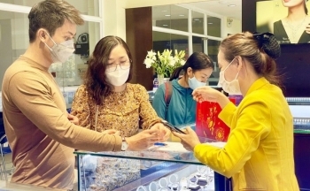 Giá vàng nhích nhẹ, nhà đầu tư băn khoăn