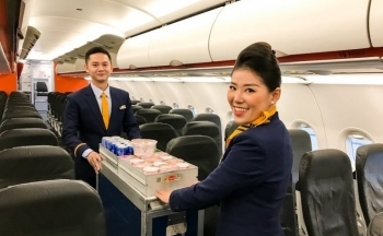 Tiếp viên hàng không tiết lộ sự thật bất ngờ về những cốc cà phê trên máy bay