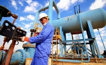 Giá dầu có thể duy trì đà tăng trước thềm công bố báo cáo tháng của EIA