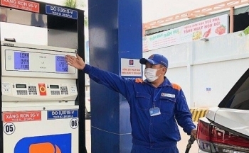 Giá xăng dầu trong nước đồng loạt giảm mạnh: Vì sao?