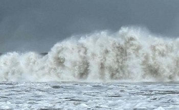 Dự báo thời tiết biển hôm nay 15/12/2023: Gió mạnh tăng dần, mưa dông, sóng lớn, biển động