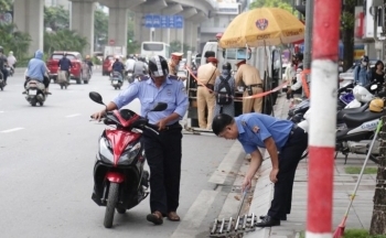 Sử dụng rượu bia, dắt xe máy qua chốt kiểm tra nồng độ cồn có bị phạt không?