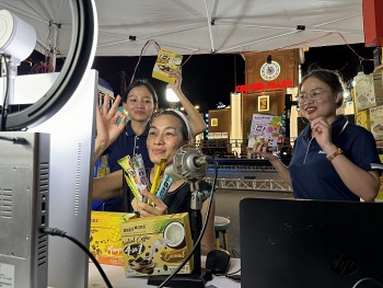 Tiểu thương chợ Bến Thành hào hứng cùng Tiktoker livestream bán hàng