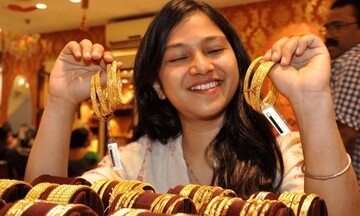 Giá vàng giảm bất ngờ, nhà đầu tư băn khoăn có nên rút tiết kiệm mua vàng dự trữ
