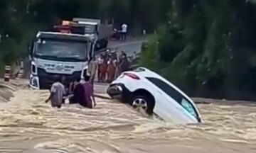 Khánh Hòa: Xe ô tô 5 chỗ bị lũ cuốn trôi khi băng qua cầu tràn