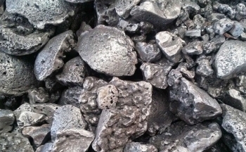 Giá kim loại quý phân hóa, giá quặng sắt giảm do nhu cầu yếu