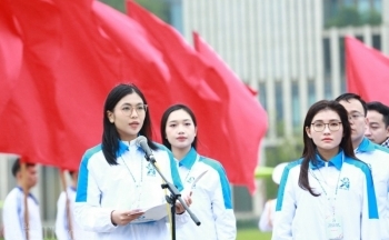 Đại biểu Đại hội toàn quốc Hội Sinh viên Việt Nam báo công dâng Bác