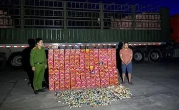 Lạng Sơn: Thu giữ hàng tấn pháo ngụy trang dưới lớp hành khô trên xe tải