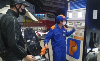 Vì sao giá xăng dầu trong nước đồng loạt tăng cao?